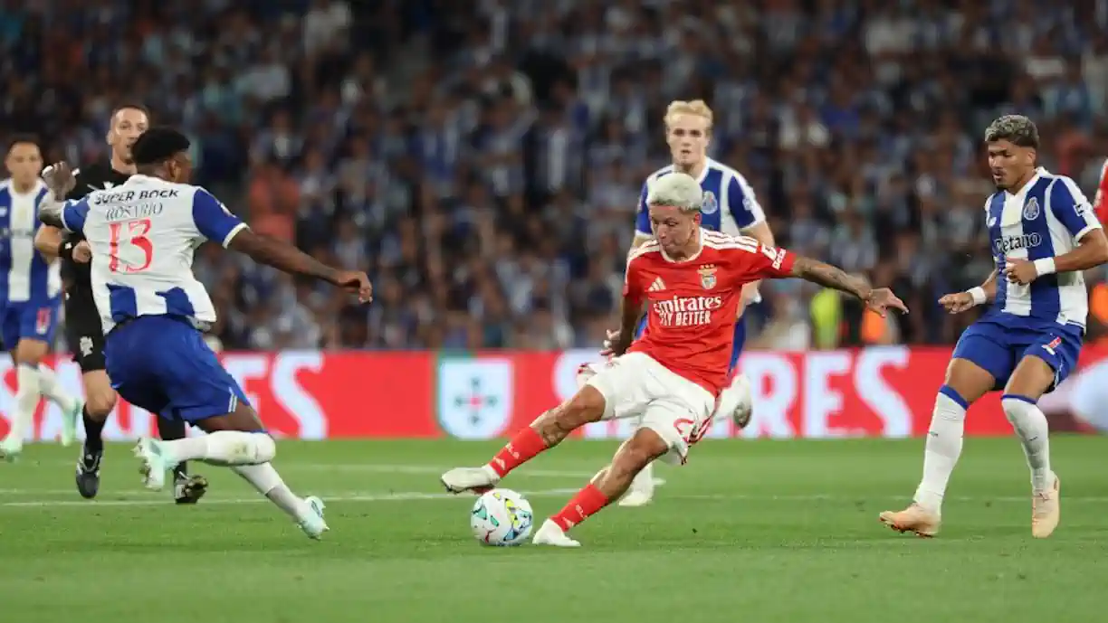 Gianluca Prestianni continua a sentir dores do tornozelo e extremo do Benfica está a trabalhar à parte na seleção da Argentina
