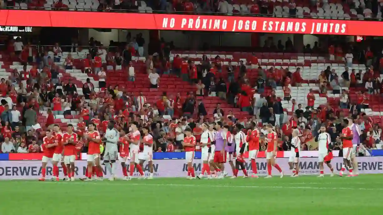 Lesionado do Benfica recupera e pode ser usado no 11 frente ao Milan