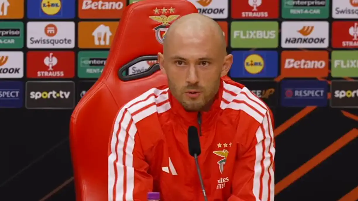 Fredrik Aursnes foi o jogador do Benfica que fez a conferência de antevisão ao encontro com o Omonia, na UEFA Europa League