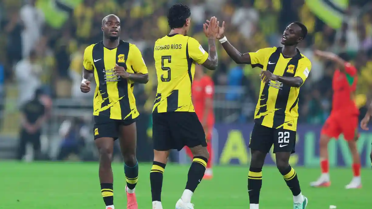 Emprestado pelo Benfica, Richard Ríos é protagonista na derrota do seu Al Ittihad pela Champions League da Ásia